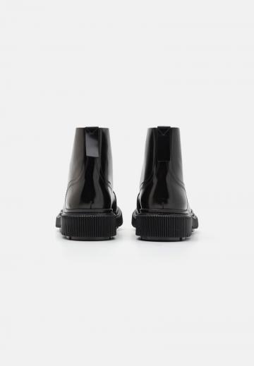 Ботинки на шнуровке