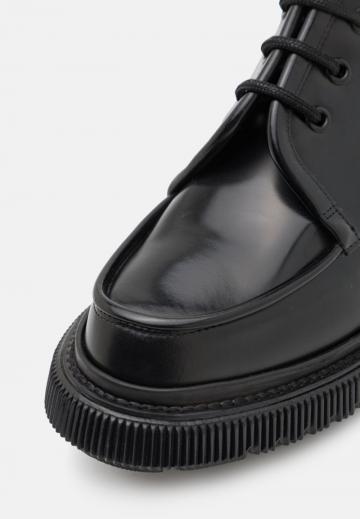 Ботинки на шнуровке