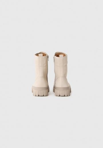 Ботинки на шнуровке