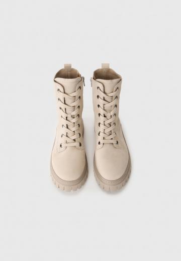 Ботинки на шнуровке
