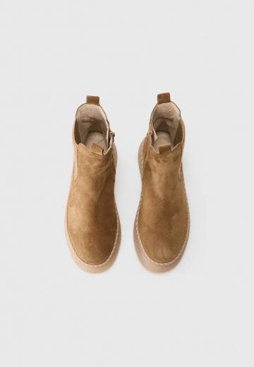 Сапожки на танкетке