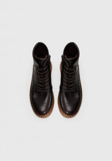 Ботинки на шнуровке