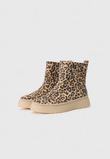 Сапожки на танкетке