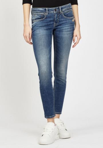 Короткие джинсы