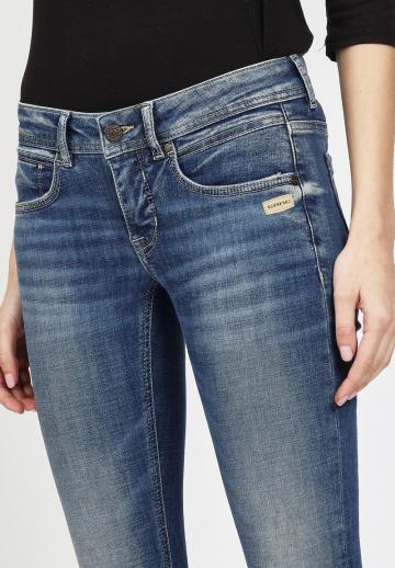 Короткие джинсы