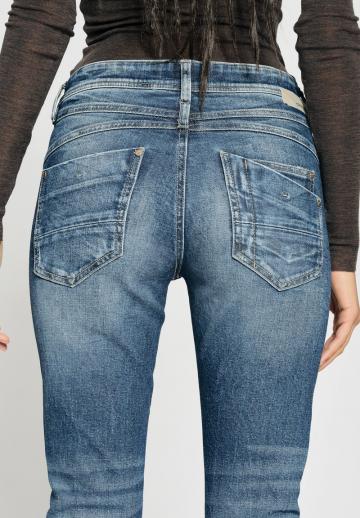 Короткие джинсы