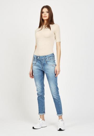 Короткие джинсы