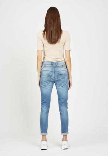 Короткие джинсы