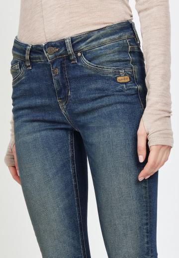 Узкие джинсы