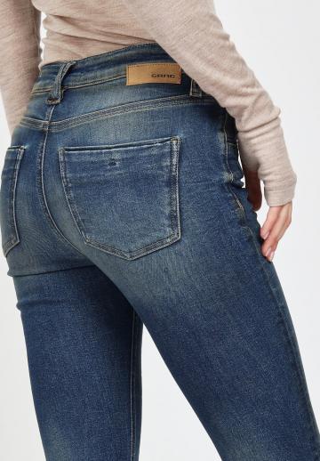 Узкие джинсы