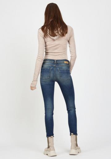 Узкие джинсы