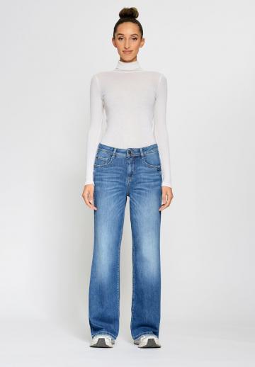 Прямые джинсы