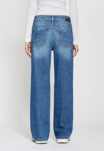 Прямые джинсы
