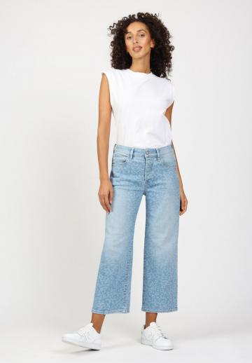 Короткие джинсы