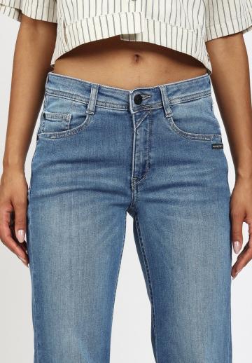 Прямые джинсы