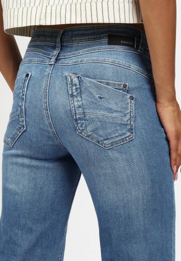 Прямые джинсы