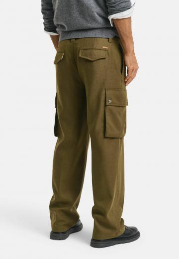 Брюки с накладными карманами