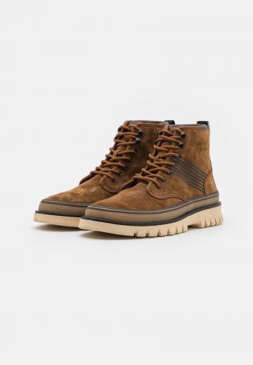 Ботинки на шнуровке