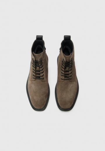 Ботинки на шнуровке