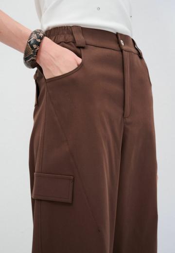 Брюки с накладными карманами