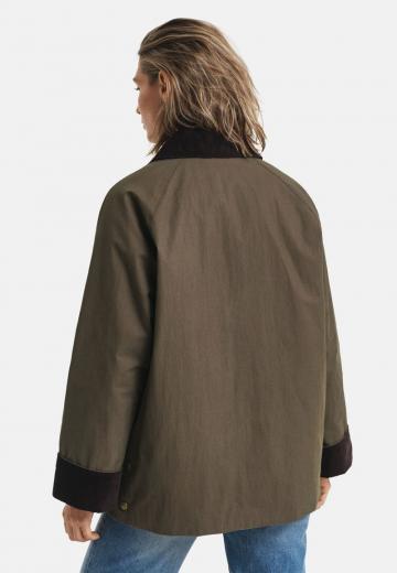 Куртка с накладнымит карманами