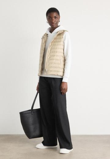 Пуховой жилет