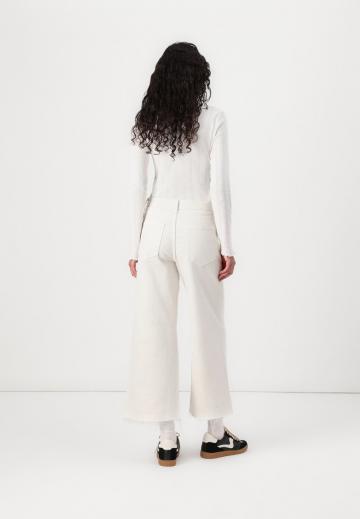 Короткие джинсы