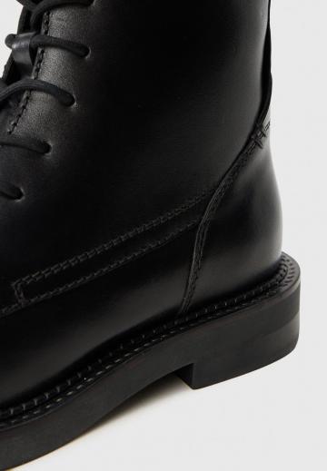 Ботинки на шнуровке