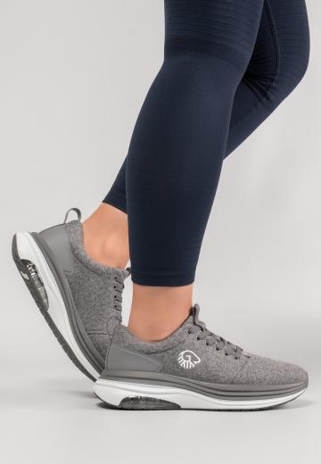 Походные кроссовки