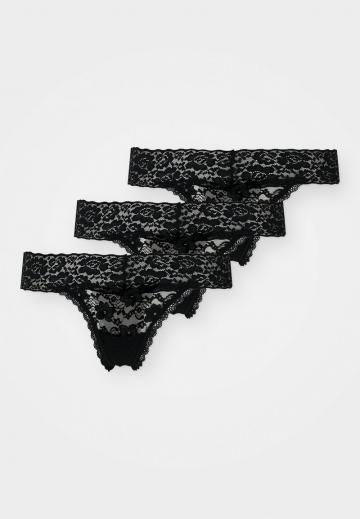 Трусы на бедрах