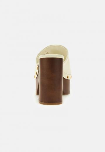 Босоножки на каблуке