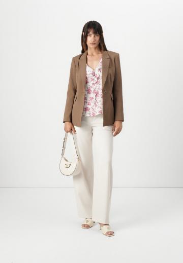 Блейзер с накладными карманами