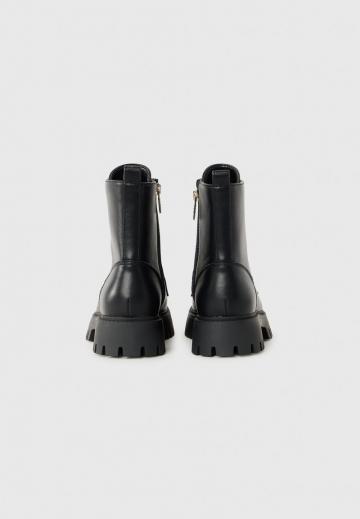 Ботинки на шнуровке