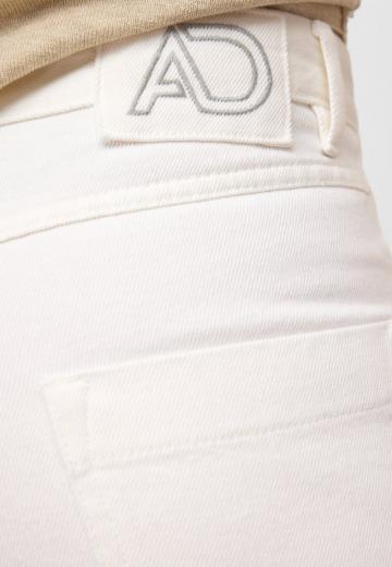 Короткие джинсы