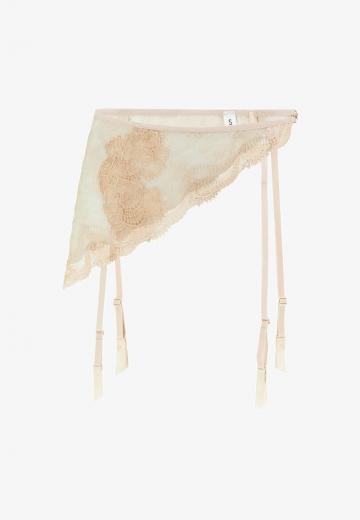 Трусы на бедрах