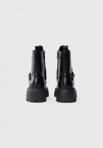 Ботинки на шнуровке