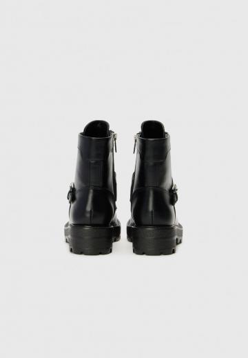 Ботинки на шнуровке