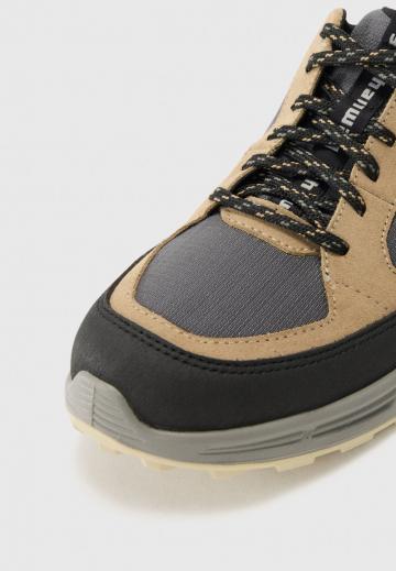 Походные кроссовки