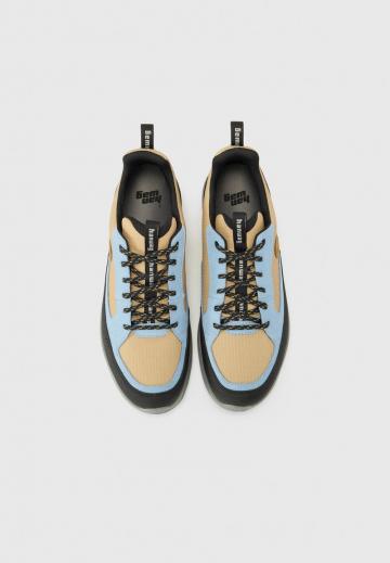 Походные кроссовки