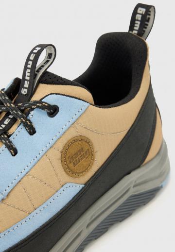 Походные кроссовки