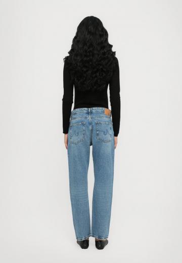 Прямые джинсы