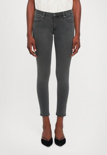 Узкие джинсы