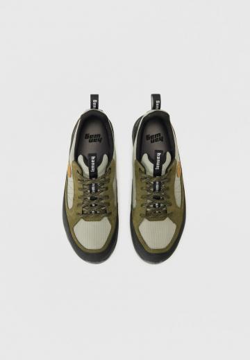 Походные кроссовки