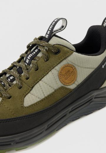 Походные кроссовки