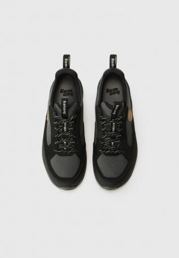 Походные кроссовки