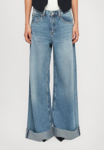 Клешеные джинсы
