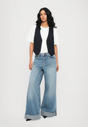 Клешеные джинсы