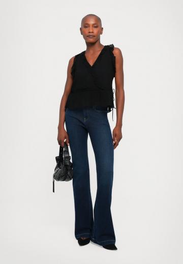 Клешеные джинсы