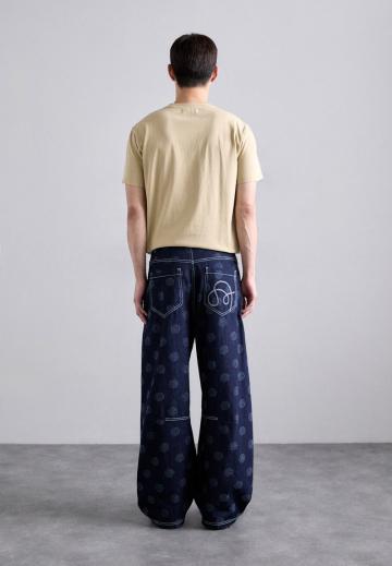 Прямые джинсы