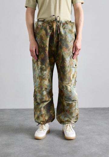 Брюки с накладными карманами